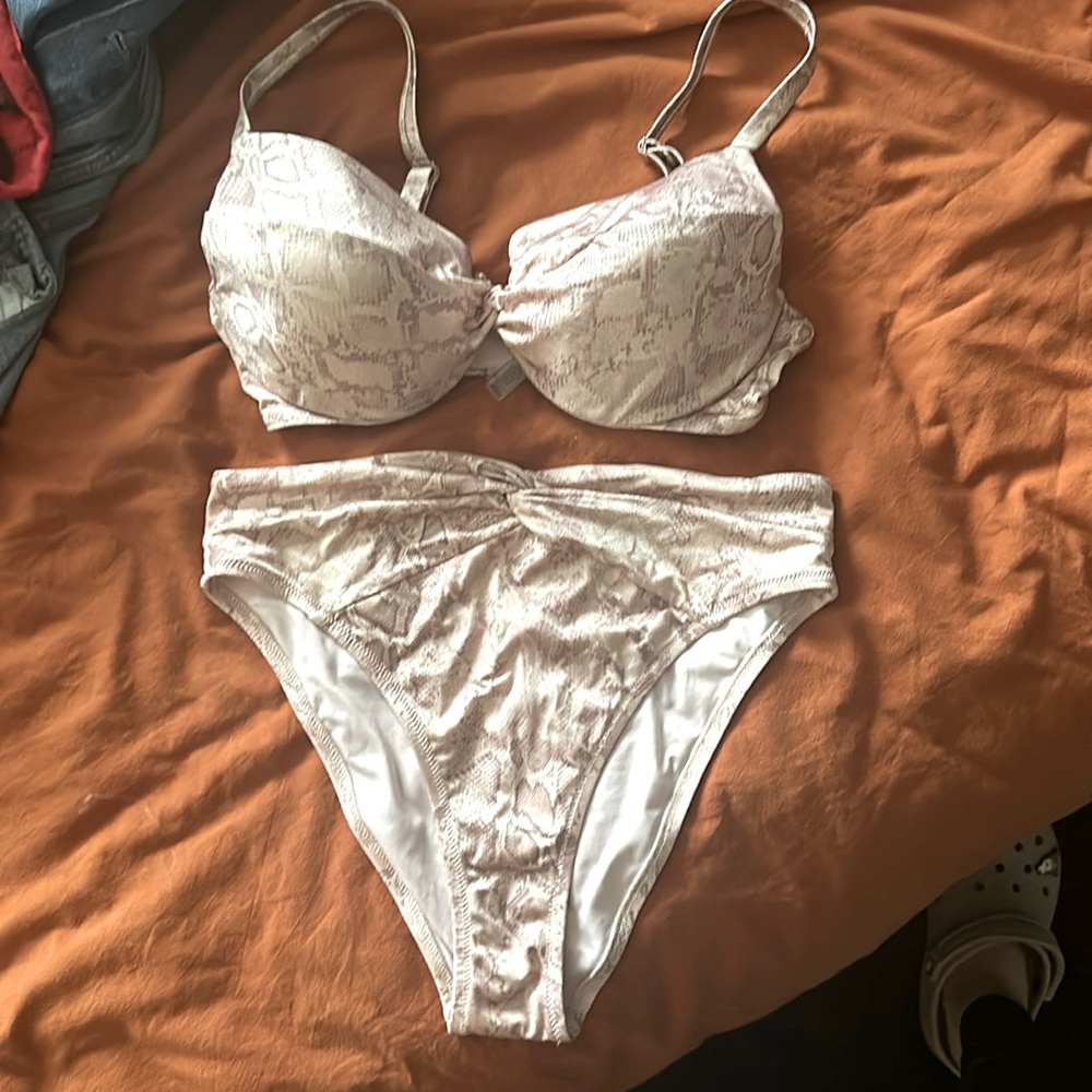 Victoria’s Secret ! Two piece bathing suit  36 D top and Size Large bottom
